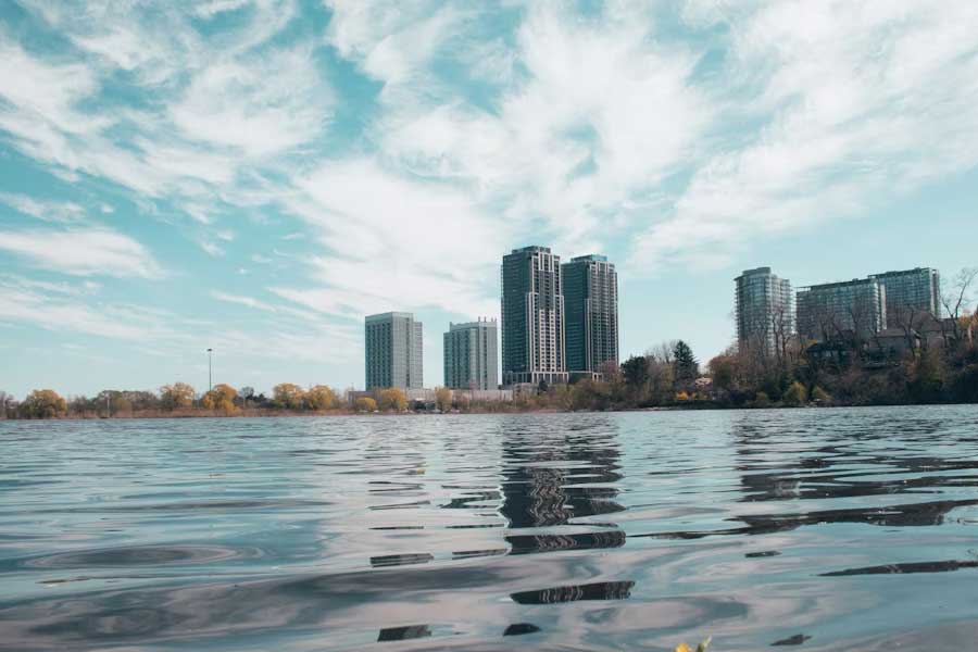 উল্লেখ্য যে, টরন্টোর বাড়ির মালিকেরা বর্তমানে জলের জন্য যে কর সরকারকে দেন, তার মধ্যেই বৃষ্টির জল ব্যবস্থাপনার খরচ অন্তর্ভুক্ত রয়েছে।