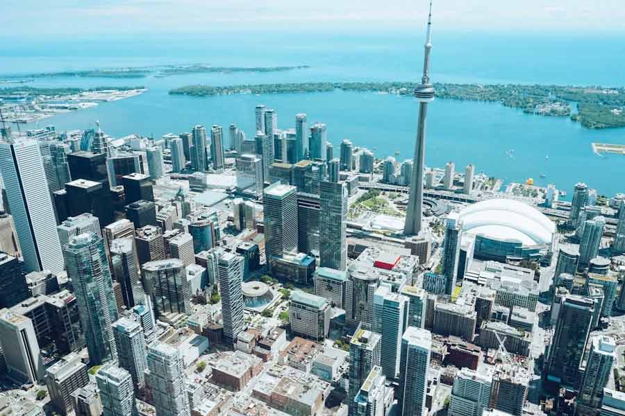 কয়েক বছর আগে আমেরিকার মেরিল্যান্ডের বাসিন্দাদের জন্যও বৃষ্টির জল নিয়ে একই রকম ভাবে টাকা ধার্য করা চালু হয়। তবে তা কোনও ভাবেই কর ছিল না। বৃষ্টি হলে কারও সম্পত্তি থেকে আসা দূষিত জলের ব্যবস্থাপনার জন্য সেই টাকা নিতে শুরু করে প্রশাসন।