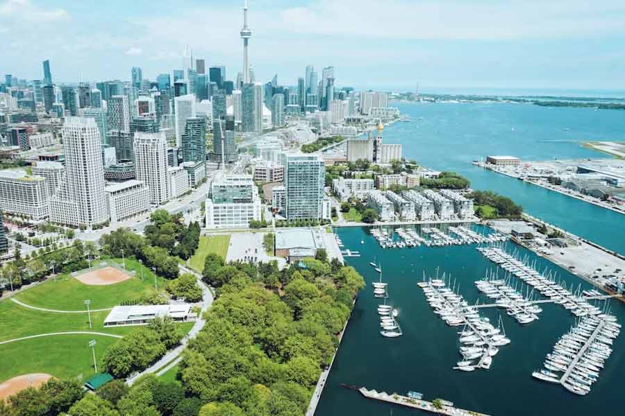 টরন্টো প্রশাসনের সেই প্রস্তাবিত করের কারণে ক্ষোভ প্রকাশ করেছেন কানাডা এবং আমেরিকার বহু মানুষ। শুরু হয়েছে সমালোচনাও। ভোটকৌশলী সংস্থা ‘ডেইজ়ি কনসাল্টিং গ্রুপ’-এর প্রতিষ্ঠাতা ওয়ারেন কিনসেলা টরন্টো প্রশাসনের বৃষ্টির উপর কর চাপাতে চাওয়ার সিদ্ধান্তকে ‘পাগলামি’ হিসাবে বর্ণনা করেছেন।