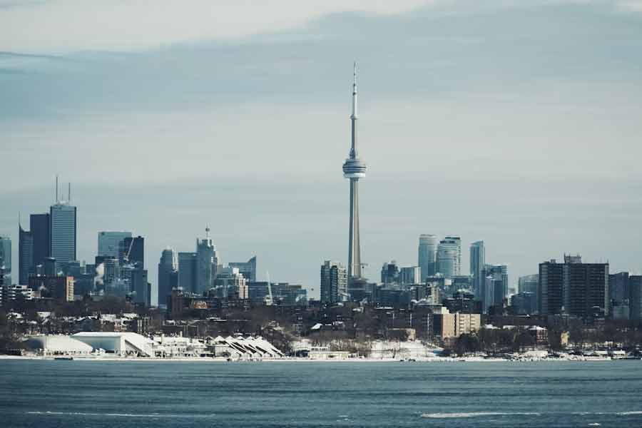 গবেষণায় দেখা গিয়েছে, ছিদ্রহীন কংক্রিটের কারণে শহরে বন্যার পরিমাণ বৃদ্ধি পাচ্ছে। কংক্রিটের কারণে বৃষ্টির জল মাটির নীচে পৌঁছতে পারছে না। ফলে বন্যা যেমন হচ্ছে, তেমনই ভূগর্ভস্থ জলের পরিমাণও কমছে। আর সেই কারণেই টরন্টো প্রশাসন এই সিদ্ধান্ত নিয়েছে বলে মনে করা হচ্ছে।