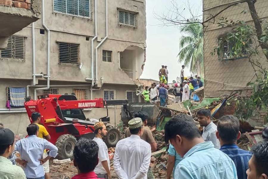 Kolkata Police team reached Garden Reach to demolish one portion of tilted building
