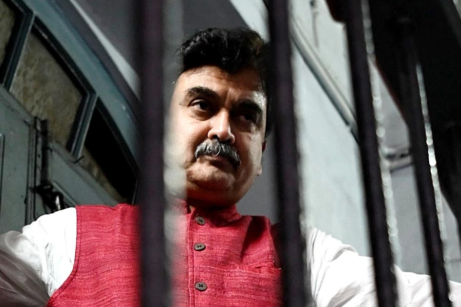 অভিজিৎ গঙ্গোপাধ্যায়। বাংলার রাজনীতিতে এই মুহূর্তে অন্যতম চর্চিত নাম। হাই কোর্ট সংক্রান্ত খবরের শিরোনামে তিনি দীর্ঘ দিন ধরেই রয়েছেন। লোকসভা নির্বাচনের আগে তাঁর আলাদা তাৎপর্য তৈরি হয়েছে বঙ্গে।