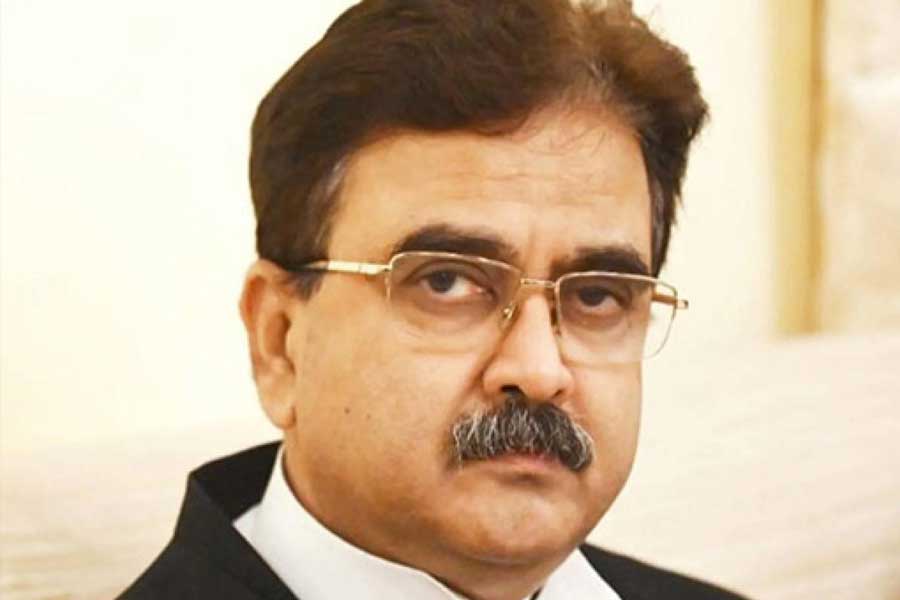 দীর্ঘ দিন ধরে কলকাতা হাই কোর্টের বিচারপতি হিসাবে দায়িত্ব সামলেছেন অভিজিৎ। বিভিন্ন মামলায় একের পর এক নির্দেশ দিয়ে চমকে দিয়েছেন সকলকে। তাঁর একাধিক নির্দেশে তৈরি হয়েছে বিতর্ক। 