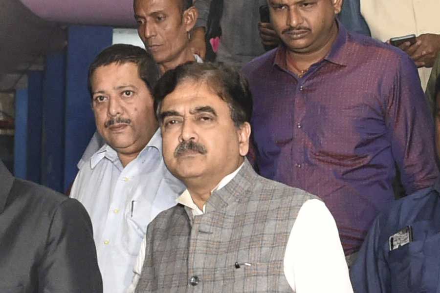 শুধু তো নির্দেশ নয়, অভিজিতের নানা মন্তব্যেও বিভিন্ন সময়ে বিতর্ক তৈরি হয়েছে। কখনও শিক্ষক নিয়োগে দুর্নীতি, কখনও বেআইনি নির্মাণ, বিবিধ মন্তব্যে বার বার শিরোনামে উঠে এসেছেন তিনি। 