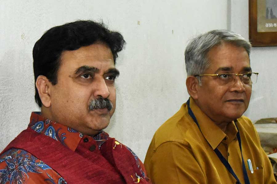 বিচারপতি হিসাবে জনপ্রিয়তা যখন তুঙ্গে, সেই সময়ে আচমকা পদ থেকে ইস্তফা দেন অভিজিৎ। সরাসরি জানিয়েই দেন, ‘বৃহত্তর ময়দান’ রাজনীতিতে অবতীর্ণ হতে চলেছেন। 