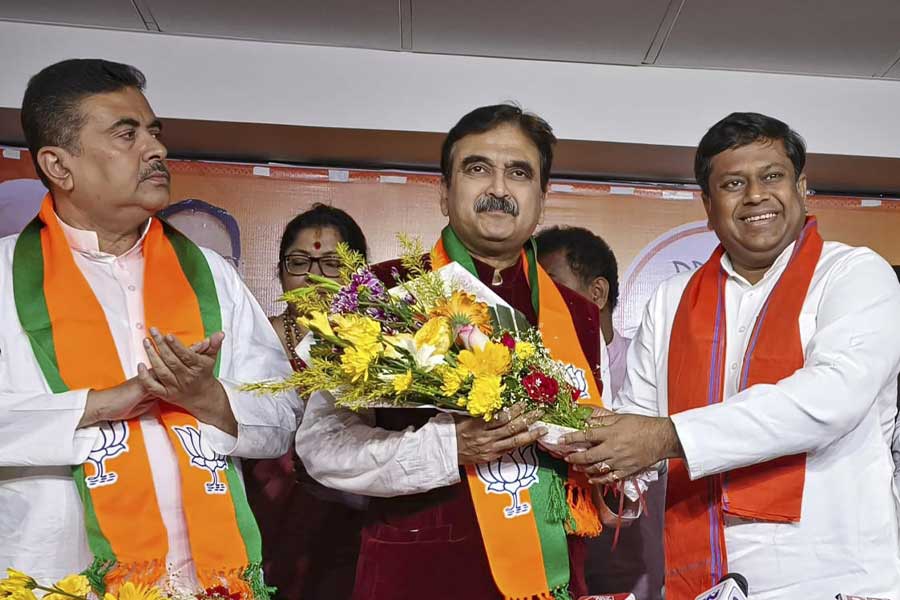 গত ৭ মার্চ বিজেপির হাত ধরে রাজনীতির আঙিনায় পা রেখেছেন কলকাতা হাই কোর্টের প্রাক্তন বিচারপতি অভিজিৎ। তার পর যাবতীয় জল্পনা সত্যি করে তমলুকের প্রার্থী হিসাবে তাঁর নাম ঘোষণা করেছে কেন্দ্রের শাসকদল।