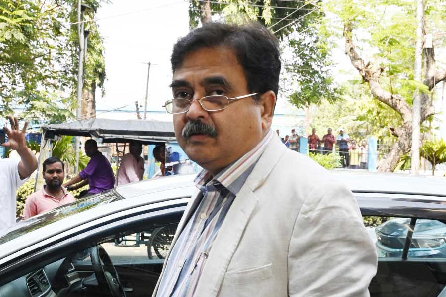 এ হেন অভিজিতের সঙ্গে কেরিয়ারের শুরুতে কিন্তু রাজনীতির কোনও যোগ ছিল না। ডব্লিউবিসিএস অফিসার হিসাবে কেরিয়ার শুরু করেছিলেন তিনি। কর্মক্ষেত্র ছিল উত্তর দিনাজপুর।