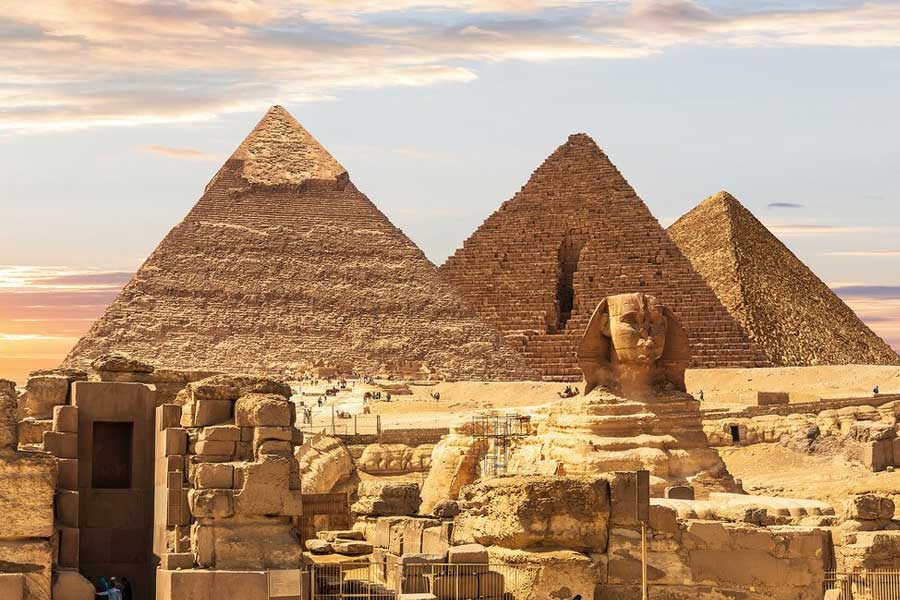 পিরামিডের ‘জন্ম’ মিশরে। তবে মিশরের বাইরেও পিরামিড-সদৃশ কাঠামোর হদিস একাধিক বার মিলেছে। পিরামিডের সঙ্গে সেই সব কাঠামোর অনেক মিলও রয়েছে।