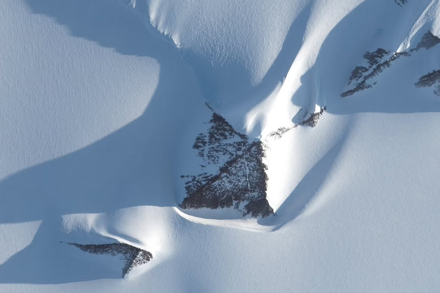  ‘কন্সপিরেসি থিয়োরিস্ট’দের মতে, আন্টার্কটিকা বরফে আচ্ছাদিত হওয়া সত্ত্বেও এবং কোনও স্থায়ী মানববসতি না থাকা সত্ত্বেও, সেই বরফের নীচেই নাকি ঢাকা রয়েছে ত্রিকোণাকৃতি এক ‘পিরামিড’।