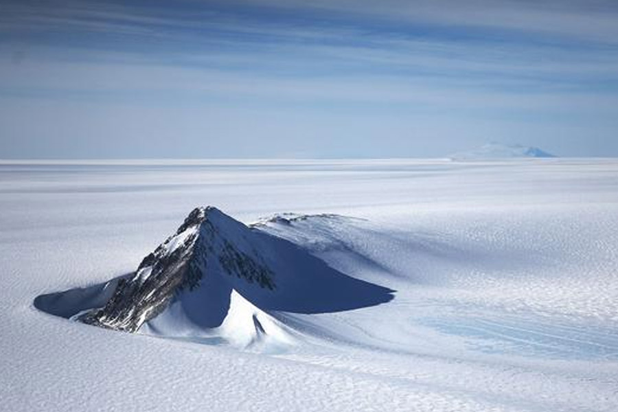 উপগ্রহচিত্রে দেখা গিয়েছে, আন্টার্কটিকার এলসওয়ার্থ পর্বতমালার দক্ষিণ অংশে বরফ থেকে মাথা তুলেছে পিরামিড আকৃতির একটি কাঠামো। যদিও সেই ছবির সত্যতা যাচাই করেনি আনন্দবাজার অনলাইন।