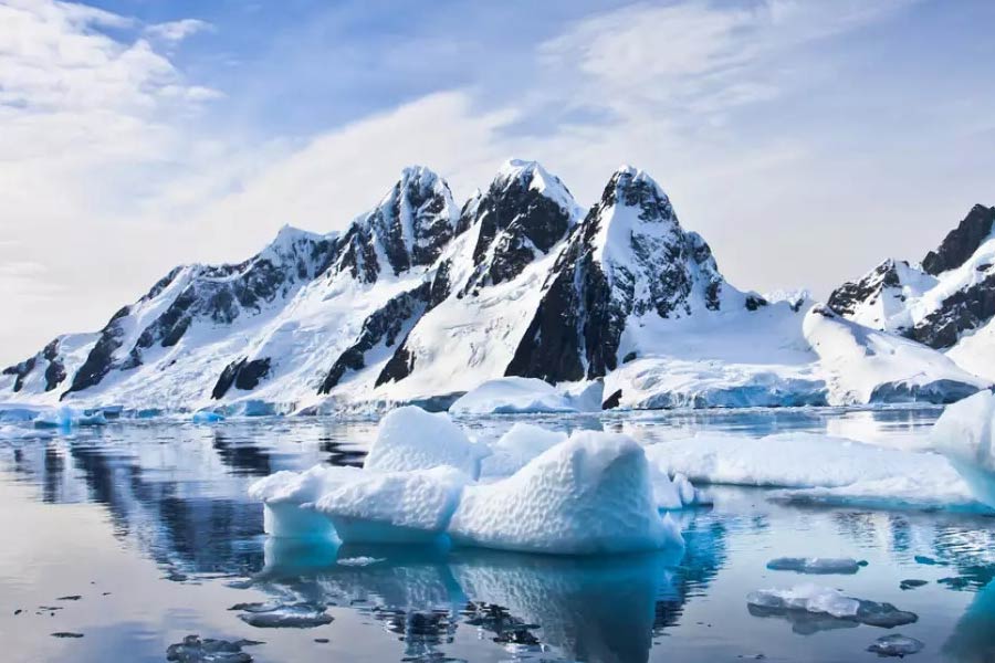  ‘কন্সপিরেসি থিয়োরিস্ট’রা যাই বলুন না কেন, ওই ‘পিরামিড’ কিন্তু আসলে একটি পর্বত।