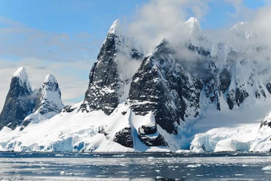  বরফে ঢাকা হিমবাহ এলাকায় এই ধরনের পর্বত দেখতে পাওয়া যায়, যেগুলির চূড়া দেখতে পিরামিডের মতো। এগুলি ‘পিরামিডাল পিকড মাউন্টেন’ নামে পরিচিত।