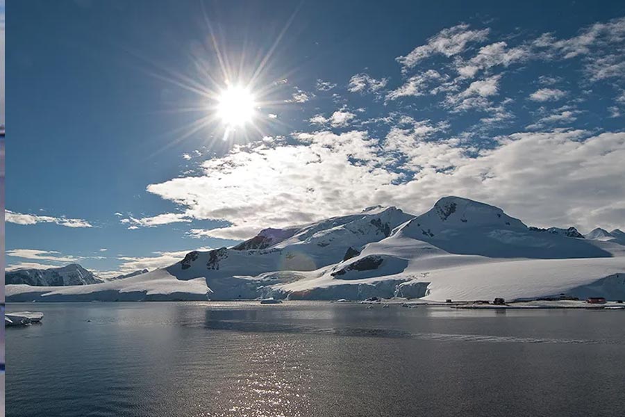 ডারসি আরও জানিয়েছেন, এই ধরনের পর্বতচূড়াকে ‘নুনাটক’ বলে যা হিমবাহ বা বরফের চাদরের উপরে উঠে থাকে। ছবিতে যে চূড়া দেখা যাচ্ছে, তা পিরামিড আকৃতির হলেও মানুষের তৈরি নয় বলেও জানিয়েছেন ডারসি।