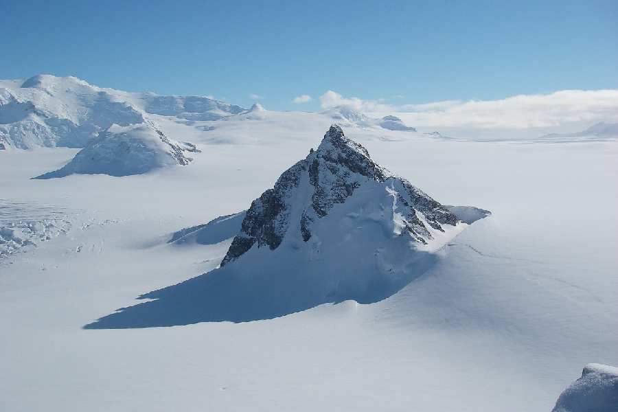 এলসওয়ার্থ পর্বতমালা আন্টার্কটিকার সর্বোচ্চ পর্বতমালা। ১৯৩৫ সালে লিঙ্কন এলসওয়ার্থ সেই পর্বতমালা আবিষ্কার করেন। তাঁর নামেই এই পর্বতমালা। এলসওয়ার্থ পর্বতমালার গড় তাপমাত্রা থাকে হিমাঙ্কের ৩০ ডিগ্রি সেলসিয়াস নীচে।