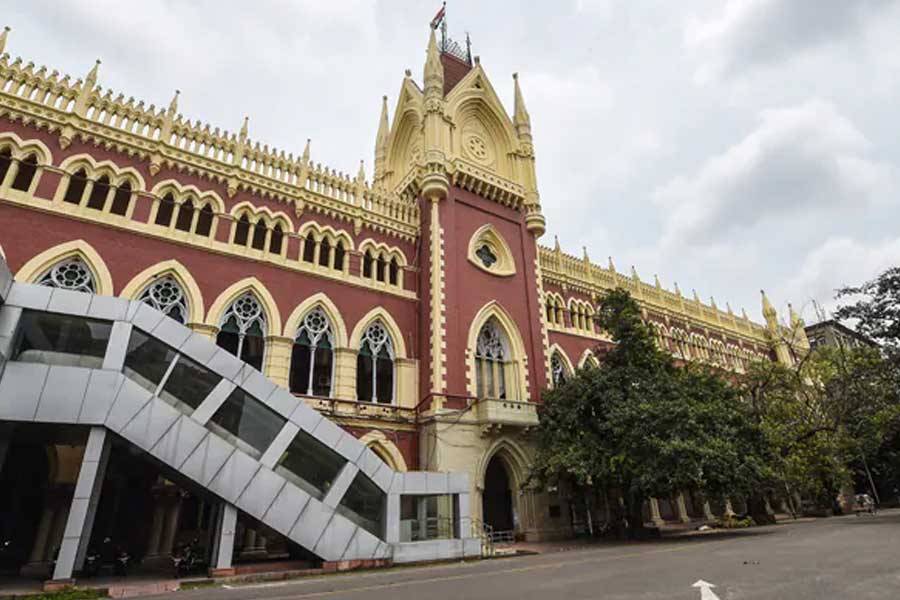 কয়েক বছর ওই চাকরি করার পর অভিজিৎ হাই কোর্টে চলে আসেন। আইনের প্রতি আগ্রহ থেকে শুরু করেন ওকালতি। হাই কোর্টেই প্র্যাকটিস করতেন প্রথম থেকে। 