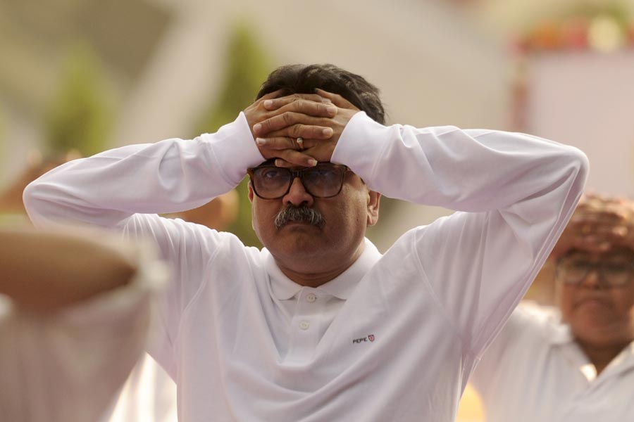 পড়াশোনার পাশাপাশি অভিজিতের অন্য একটি শখও ছিল। তিনি নাট্যাভিনয় করতেন। অমৃতাচ্ছন্দ নাট্যদলের সঙ্গে যুক্ত ছিলেন তিনি। নিয়মিত থিয়েটারের মঞ্চে দেখা যেত তাঁকে। ১৯৮৬ সালে শেষ বার মঞ্চে উঠেছিলেন। তার পর অভিনয় ছেড়ে দেন। 