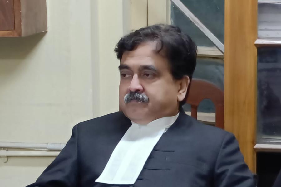 হাই কোর্টে আইনজীবী হিসাবে গুরুত্বপূর্ণ অভিজ্ঞতা সঞ্চয় করেন অভিজিৎ। যোগ্যতার ভিত্তিতেই ২০১৮ সালে তাঁকে অতিরিক্ত বিচারপতি হিসাবে দায়িত্ব দেওয়া হয়। দু’বছর পর তিনি হাই কোর্টের স্থায়ী বিচারপতি হন। 