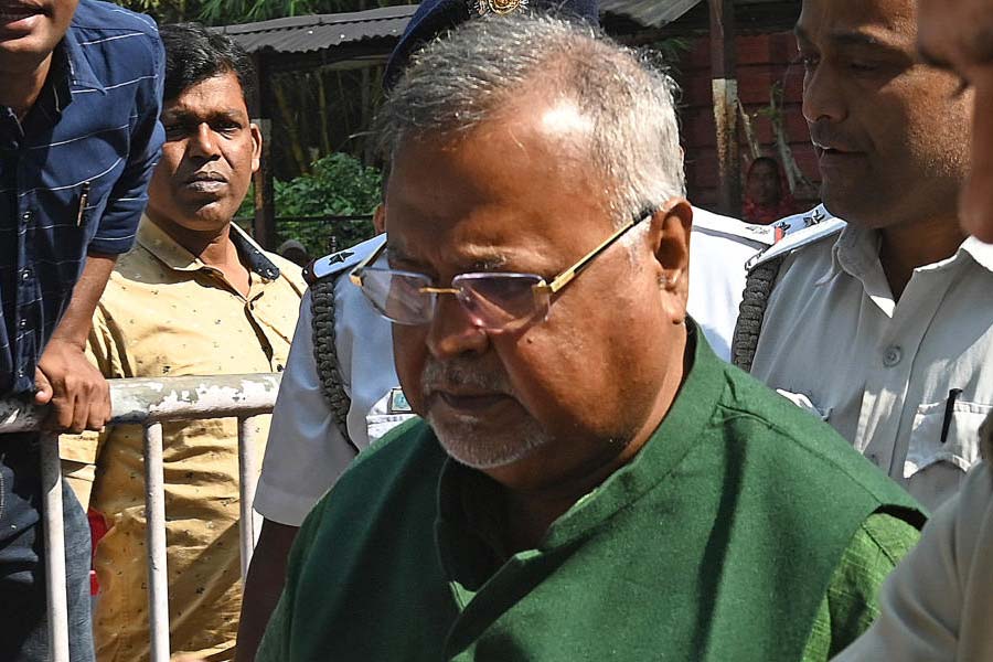 এসএসসির গ্রুপ সি, গ্রুপ ডি কর্মী নিয়োগের মামলাতেই রাজ্যের প্রাক্তন শিক্ষামন্ত্রী পার্থ চট্টোপাধ্যায়কে সিবিআই দফতরে হাজিরার নির্দেশ দিয়েছিলেন অভিজিৎ। পরে সেই সূত্রেই পার্থকে গ্রেফতার করে কেন্দ্রীয় সংস্থা। এখনও তিনি জেলে। 