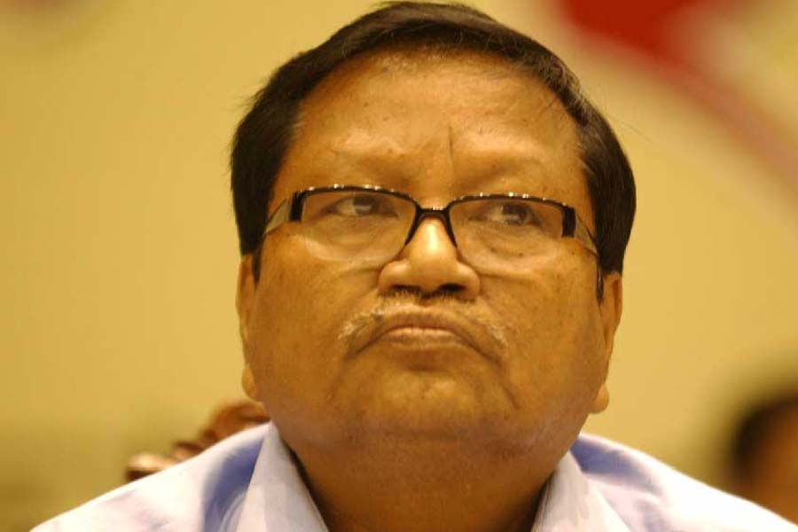 একাদশ-দ্বাদশের শিক্ষক নিয়োগ মামলায় অভিজিতের নির্দেশগুলি মনে থেকে যাবে। কারণ, তার সঙ্গে জুড়ে ছিলেন রাজ্যের আর এক মন্ত্রী পরেশ অধিকারী। শিক্ষা প্রতিমন্ত্রী পরেশের বিরুদ্ধে অভিযোগ ওঠে, তিনি নিজের কন্যা অঙ্কিতা অধিকারীকে বেআইনি ভাবে চাকরি দিয়েছেন। অভিজিতের এজলাসেই সেই মামলা উঠেছিল। 