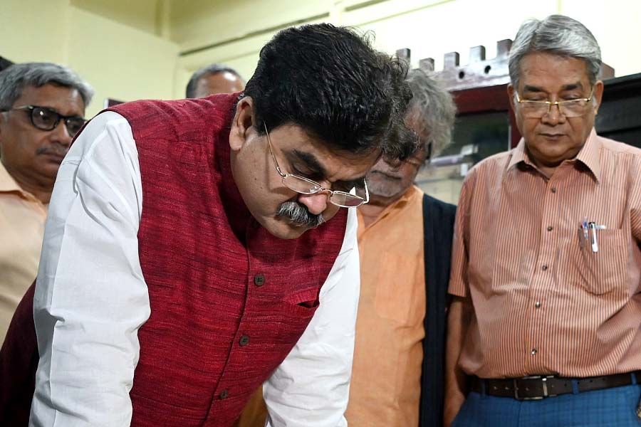 এসএসসি মামলায় সব মিলিয়ে প্রায় পাঁচ হাজার চাকরি দিয়েছিলেন অভিজিৎ। তাঁর নির্দেশেই নিয়োগপত্র হাতে পান একাধিক প্রার্থী, যাঁরা দীর্ঘ দিন ধরে বঞ্চনার অভিযোগ করে এসেছেন। 