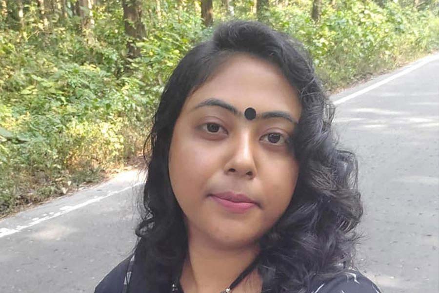 এসএসসির পাশাপাশি প্রাথমিকে শিক্ষক নিয়োগ ‘দুর্নীতি’র মামলাও গিয়েছিল অভিজিতের এজলাসে। সেই মামলাতেই বীরভূমের তৃণমূল নেতা অনুব্রত মণ্ডলের কন্যা সুকন্যা মণ্ডলকে হাজিরা দিতে বলেছিলেন তিনি। বর্তমানে যিনি গরু পাচার মামলায় জেল খাটছেন। 