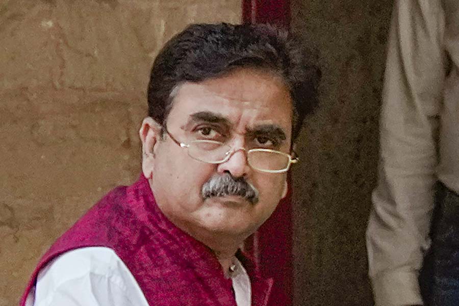 শিক্ষক নিয়োগের পাশাপাশি পুরসভায় নিয়োগ ‘দুর্নীতি’র মামলাও গিয়েছিল অভিজিতের এজলাসে। তাতেও সিবিআই এবং ইডিকে তদন্তের নির্দেশ দিয়েছিলেন বিচারপতি। 