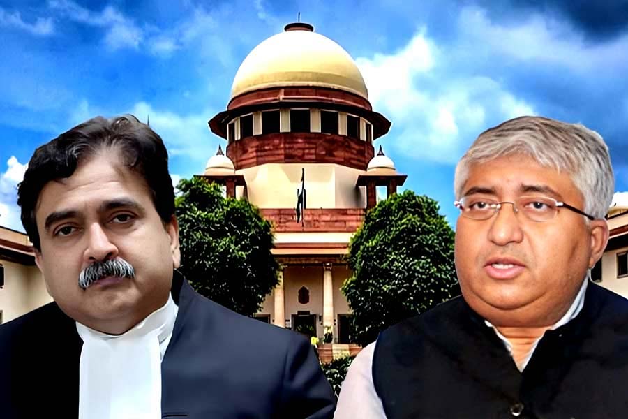 মেডিক্যাল কলেজে ভর্তির মামলায় তাঁর নির্দেশে স্থগিতাদেশের প্রসঙ্গে এক বার কলকাতা হাই কোর্টের ডিভিশন বেঞ্চের বিচারপতির বিরুদ্ধে সুপ্রিম কোর্টে অভিযোগ জানিয়েছিলেন অভিজিৎ। বিচারপতি সৌমেন সেনের বিরুদ্ধে দেশের প্রধান বিচারপতি ডিওয়াই চন্দ্রচূড়কে চিঠি লেখেন তিনি। 