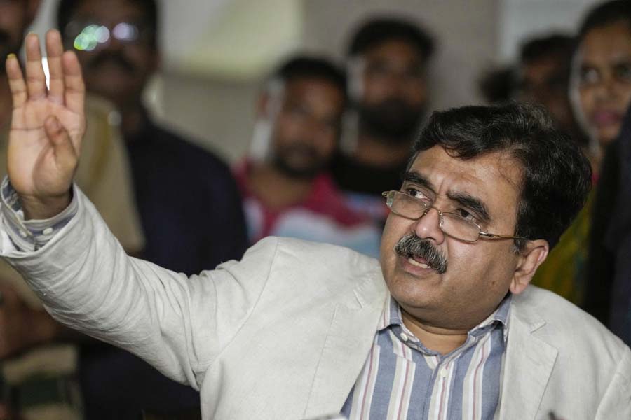 বিচারপতি সেন ওই মামলায় সিবিআই তদন্তের উপর স্থগিতাদেশ দিয়েছিলেন। ডিভিশন বেঞ্চের ঊর্ধ্বে গিয়ে অভিজিৎ সিবিআইকে তদন্ত চালিয়ে যেতে বলেন। তিনি তাঁর নির্দেশনামায় বিচারপতি সেন সম্পর্কে একাধিক অভিযোগ তোলেন।