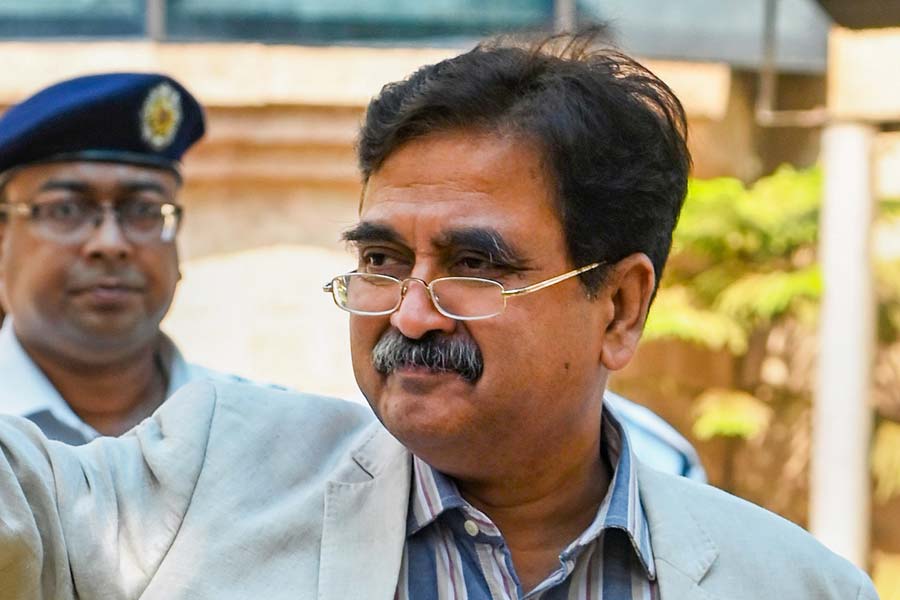 দুই বিচারপতির এই নজিরবিহীন সংঘাতে স্বতঃপ্রণোদিত পদক্ষেপ করে শীর্ষ আদালত। পাঁচ সদস্যের বিশেষ বেঞ্চ মেডিক্যাল মামলা কলকাতা হাই কোর্ট থেকে নিজেদের হাতে নিয়ে নেয়। 