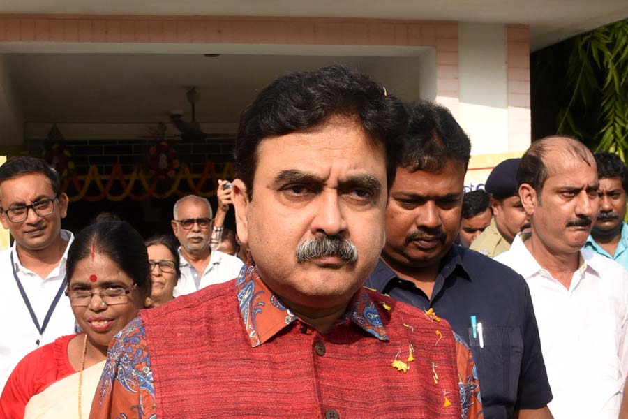 বিবিধ বিতর্কে মোড়া বিচারপতি-জীবন পেরিয়ে অভিজিৎ এখন রাজনীতির আঙিনায়। তমলুক থেকে তাঁকে প্রার্থী করেছে বিজেপি। তাঁর বিরুদ্ধে ভোটে লড়বেন তৃণমূল প্রার্থী দেবাংশু ভট্টাচার্য এবং সিপিএম প্রার্থী সায়ন বন্দ্যোপাধ্যায়। তমলুকে এ বার তাই জমজমাট লড়াই দেখার আশায় গোটা বাংলা।