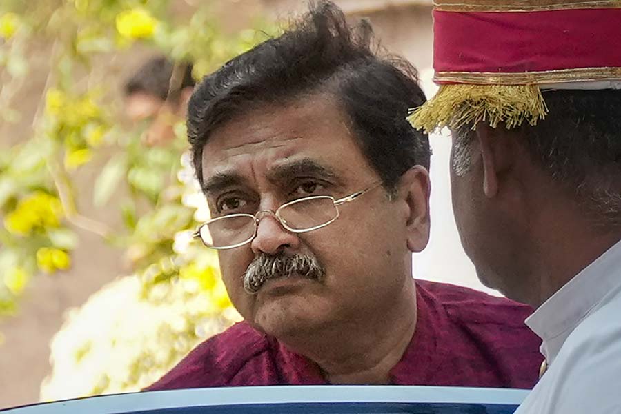 নিয়োগ সংক্রান্ত মামলা সরে যাওয়ার পর বেআইনি নির্মাণের মামলা ওঠে বিচারপতি গঙ্গোপাধ্যায়ের এজলাসে। একাধিক বেআইনি নির্মাণ ভেঙে ফেলার নির্দেশ দিয়েছিলেন তিনি। অনেক ক্ষেত্রে বেঁধে দিয়েছিলেন সময়ও। 