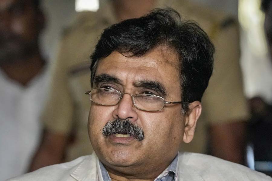 বেআইনি নির্মাণের মামলাতেই অভিজিতের গলায় শোনা গিয়েছিল উত্তরপ্রদেশের মুখ্যমন্ত্রী যোগী আদিত্যনাথের প্রসঙ্গ। ওই রাজ্যে বুলডোজ়ার দিয়ে নির্মাণ ভেঙে ফেলার একাধিক নির্দেশ কার্যকর করা হয়। নির্দেশ দেওয়ার সময়ে সেই উল্লেখ করেছিলেন অভিজিৎ। 