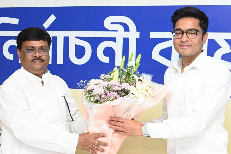 বিষ্ণুপুরের বিধায়ক তথা রাজ্যের পরিবহণ দফতরের প্রতিমন্ত্রী দিলীপ মণ্ডলের সঙ্গে অভিষেক বন্দ্যোপাধ্যায়।