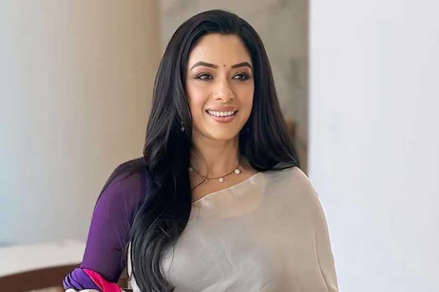 টেলিপাড়ার অধিকাংশের দাবি, ‘অনুপমা’ ধারাবাহিকে এক একটি পর্বে অভিনয় করে তিন লক্ষ টাকা পারিশ্রমিক পান রূপালি।