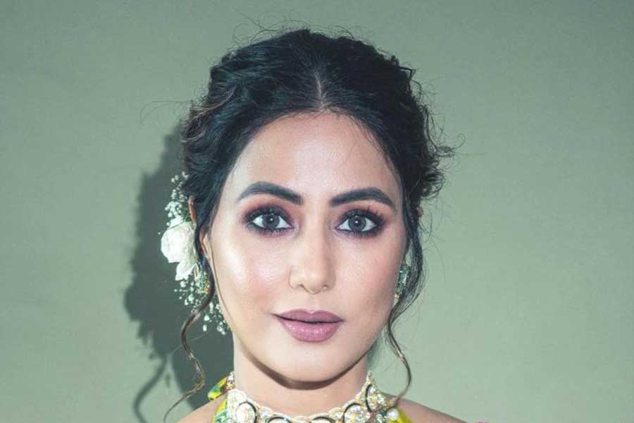 টেলিপাড়া সূত্রে খবর, হিন্দি ধারাবাহিকের প্রতিটি পর্বে অভিনয় করে দেড় থেকে দু’লক্ষ টাকা উপার্জন করেন হিনা।