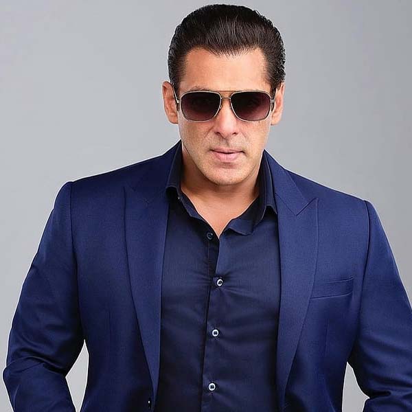 ২০২৩ সালের অক্টোবর মাস থেকে ছোট পর্দায় সম্প্রচার শুরু হয় ‘বিগ বস‌্’ রিয়্যালিটি শোয়ের ১৭তম সিজ়ন। এই সিজ়নের সঞ্চালনার দায়িত্বে ছিলেন সলমন খান। 