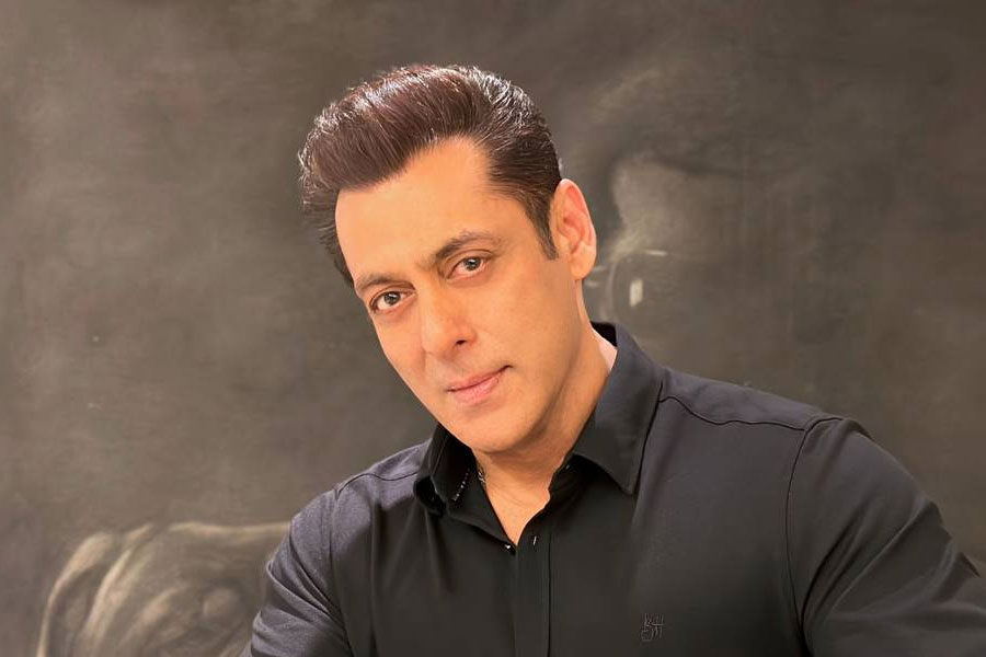 টেলিপাড়ায় কানাঘুষো শোনা যায়, ‘বিগ বস্’-এর ১৭তম সিজ়নে প্রতি পর্বে সঞ্চালনা করে ৬ কোটি টাকা পারিশ্রমিক পান সলমন।