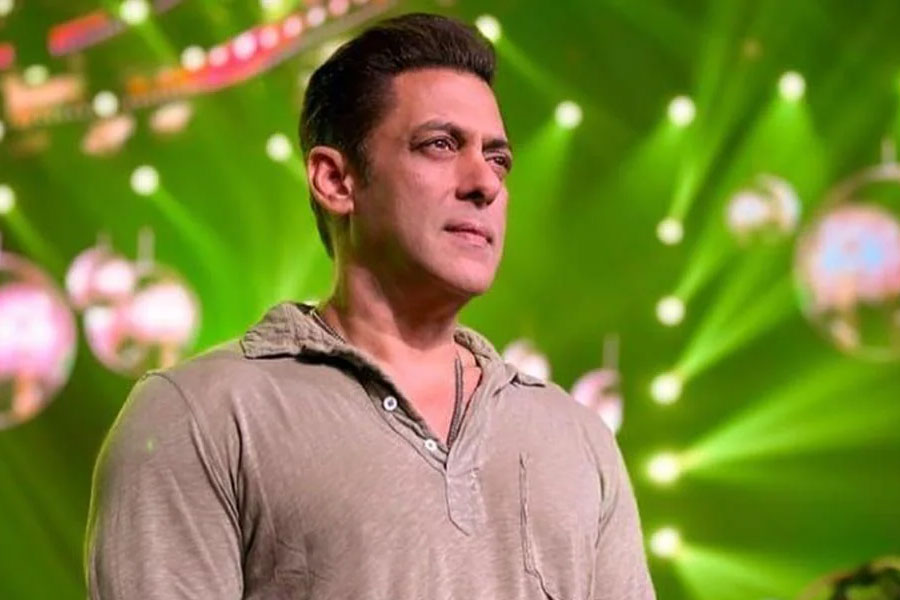 টেলিপাড়া সূত্রে খবর, ‘বিগ বস্’-এর ১৭ তম সিজ়নে সঞ্চালনা করে মোট ২০০ কোটি টাকা আয় করেন সলমন। বর্তমানে ছোট পর্দার সর্বাধিক উপার্জনকারী তারকা ‘ভাইজান’ই।