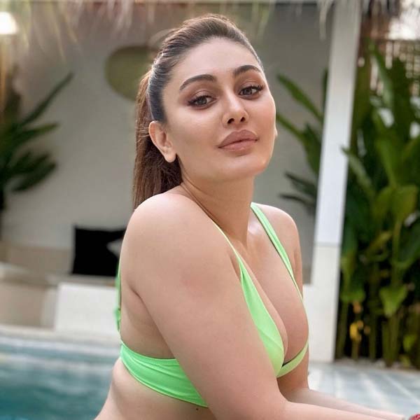 ছোট পর্দা অথবা বড় পর্দা নয়, একটি মিউজ়িক ভিডিয়োতে অভিনয় করেই রাতারাতি সাফল্য পান ১৯ বছরের তরুণী। কেরিয়ারের প্রথম ছবি সলমন খান এবং অক্ষয় কুমারের মতো তারকার সঙ্গে। কিন্তু কঠিন রোগের প্রভাব পড়ে অভিনয় জীবনে। আলোর রোশনাই থেকে সরে গিয়ে এখন কী করেন ‘কাঁটা লগা’ গার্ল শেফালি জরিওয়ালা?