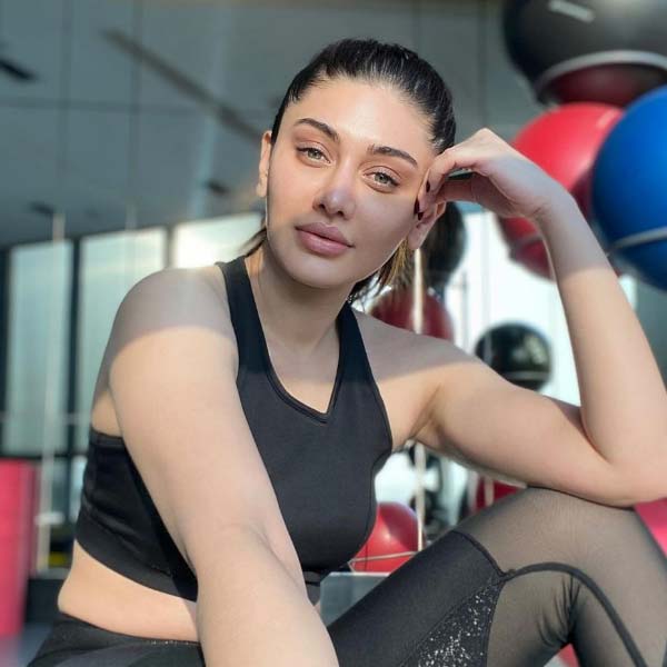 রাতারাতি চর্চার কেন্দ্র হয়ে ওঠেন শেফালি। মিউজ়িক ভিডিয়োয় অভিনয় থেকে এক লাফে তিনি পৌঁছে যান বড় পর্দায়। ২০০৪ সালে ডেভিড ধওয়ানের পরিচালনায় প্রেক্ষাগৃহে মুক্তি পায় ‘মুঝসে শাদি করোগি’। সলমন খান, অক্ষয় কুমার এবং প্রিয়ঙ্কা চোপড়া জোনাস অভিনীত এই ছবিতে ক্যামিয়ো চরিত্রে অভিনয় করেন শেফালি।