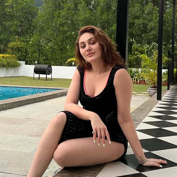 সাক্ষাৎকারে শেফালি বলেছিলেন, ‘‘আমার বাবা-মা চেয়েছিলেন আমি যেন পড়াশোনা শেষ করে তার পর অভিনয়ে নামি। কিন্তু পারিশ্রমিক হিসাবে আমাকে সাত হাজার টাকা দেওয়া হচ্ছিল। আমি এই সুযোগ ছাড়তে চাইনি। প্রথমে মাকে রাজি করাই। তার পর মায়ের সঙ্গে বাবার কাছে যাই। আমি আর মা দু’জনে মিলে বাবাকে রাজি করিয়েছিলাম।’’