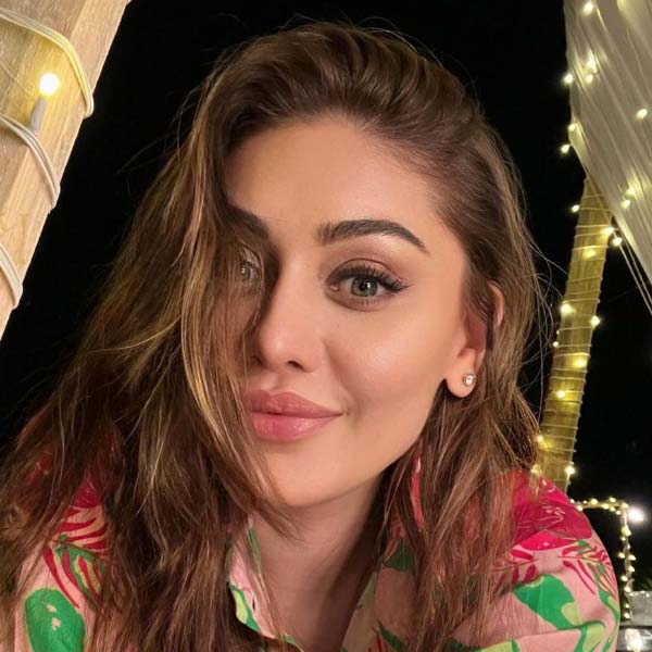 ২০০৪ সালে বড় পর্দায় অভিনয়ের প্রস্তাব পান শেফালি। ‘মুঝসে শাদি করোগি’ ছবিতে ক্যামিয়ো চরিত্রে অভিনয় করতে দেখা যায় তাঁকে। তার পর আর কোনও হিন্দি ছবিতে অভিনয় করেননি শেফালি। ২০১১ সালে ‘হুদুগারু’ নামের কন্নড় ছবিতে অভিনয় করেন তিনি।