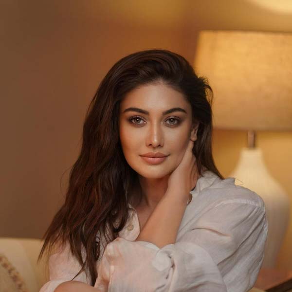 সঙ্গীত পরিচালক হরমিত সিংহের সঙ্গে সম্পর্কে জড়িয়ে পড়েন শেফালি। ২০০৪ সালে হরমিতের সঙ্গে সাত পাকে বাঁধা পড়েন অভিনেত্রী। কিন্তু তাঁদের সম্পর্ক বেশি দিন টেকেনি।