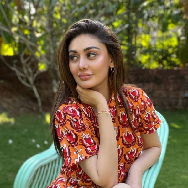 অভিনয় থেকে দূরে সরে গেলেও সমাজমাধ্যমে সক্রিয় ছিলেন শেফালি। ইতিমধ্যেই ইনস্টাগ্রামে তাঁর অনুগামীর সংখ্যা ৩২ লক্ষের গণ্ডি পার করে ফেলেছে।