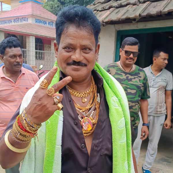 রচনার প্রচারে ‘সোনায় মোড়া’ তৃণমূল কর্মী।