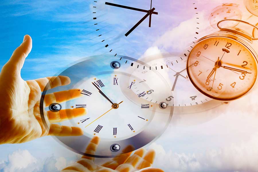 ঘড়িতে ব্যবহৃত পরমাণুর বিশেষ কম্পাঙ্ক দেখে সময় বার করে রুবিডিয়াম ঘড়ি। পরমাণু এবং ইলেকট্রন বিভিন্ন মাত্রার শক্তি বহন করে। যখন একটি ইলেকট্রন উত্তেজিত হয় বা আরও শক্তি বৃদ্ধি করে, তখন এটি ভিন্ন কক্ষপথে স্থানান্তরিত হয়। পরমাণু ঘড়িতে ইলেকট্রোম্যাগনেটিক বিকিরণের একটি নির্দিষ্ট কম্পাঙ্ক ব্যবহার করে এটি করা হয়।