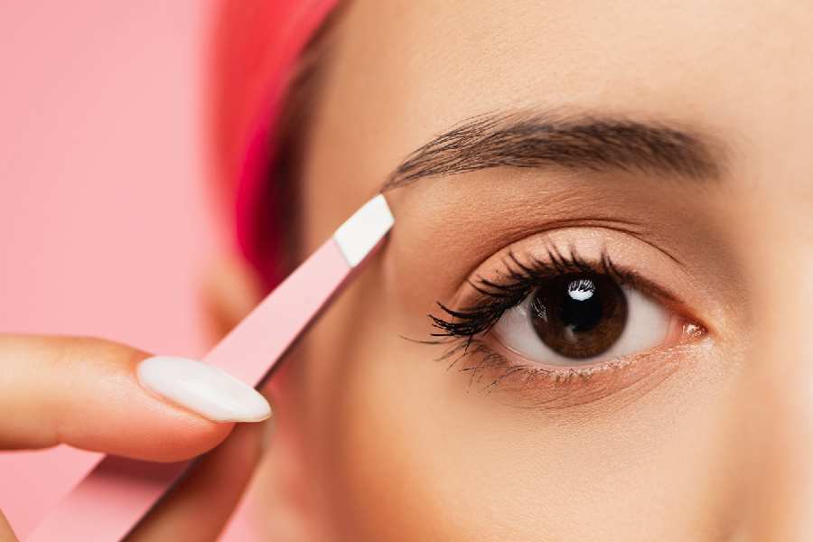 How to shape your eyebrows at home