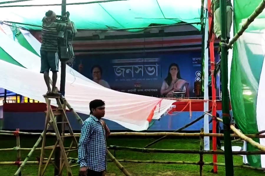 মমতা বন্দ্যোপাধ্যায়ের সভামঞ্চ কালবৈশাখীতে ক্ষতিগ্রস্ত।