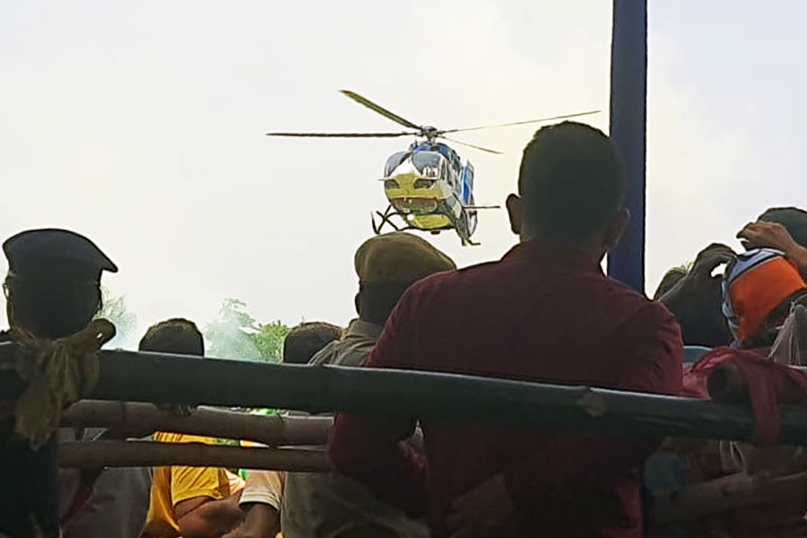 হেলিকপ্টারে ধুবুলিয়ার মাঠে পৌঁছলেন মমতা বন্দ্যোপাধ্যায়।
