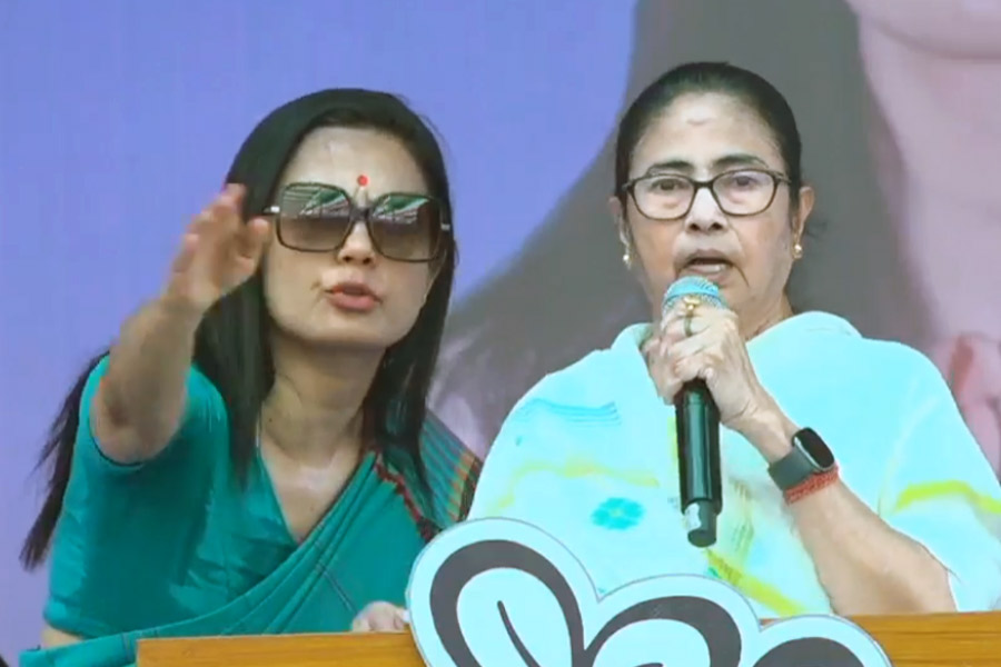 ধুবুলিয়ার মঞ্চে মমতা বন্দ্যোপাধ্যায় এবং মহুয়া মৈত্র।